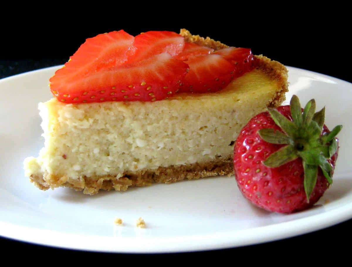 greek yogurt cheesecake with strawberry