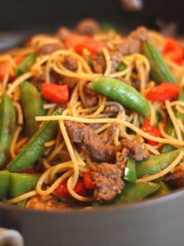 beef lo mein in bowl