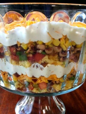 layers of cornbread salad in trifle bowl