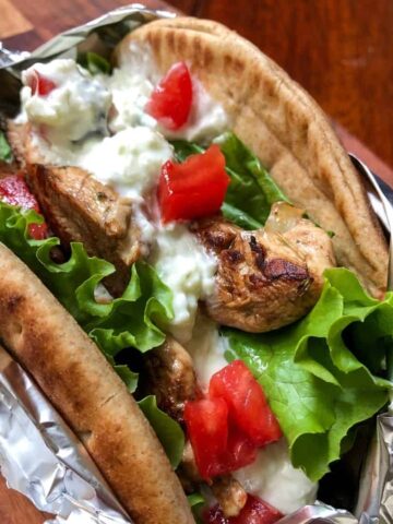 greek chicken in pita with lettuce and tomato