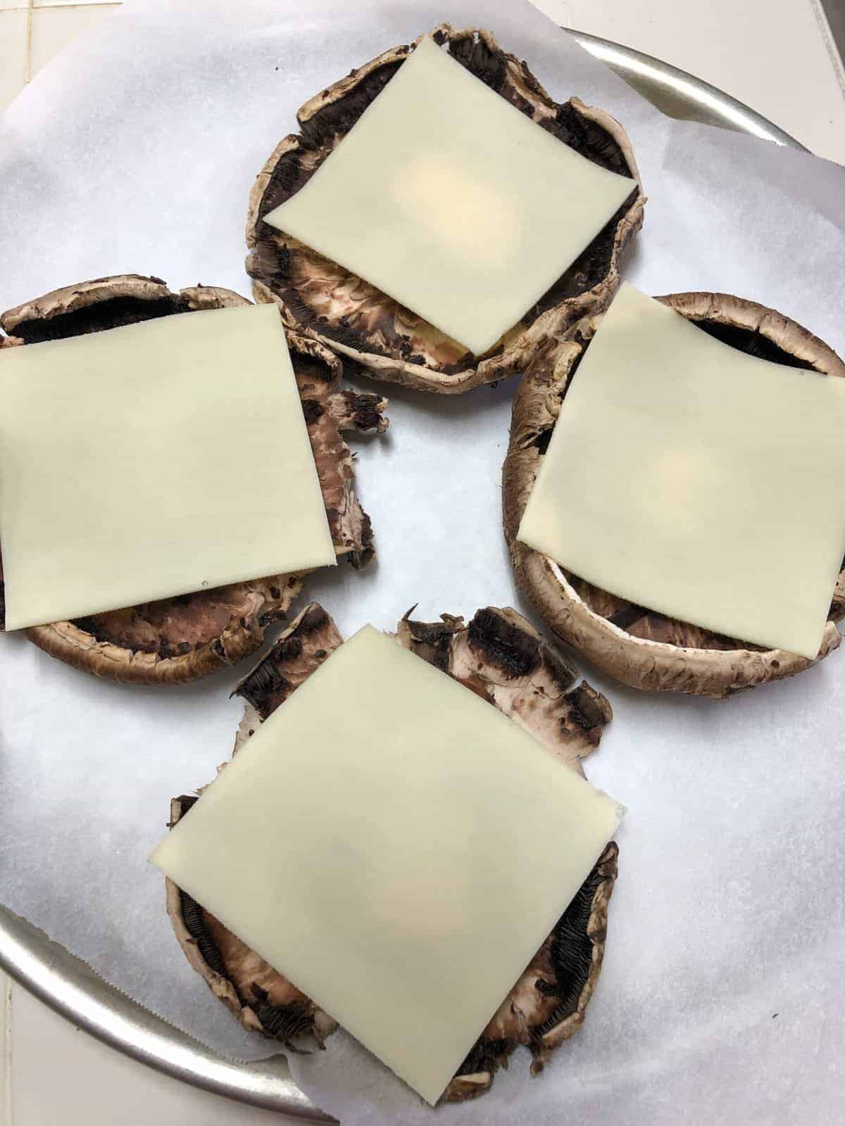 cleaned mushrooms with slice of cheese