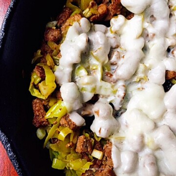 ground beef with chopped green peppers and melted white cheese