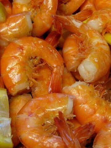 boiled shrimp with lemon wedges