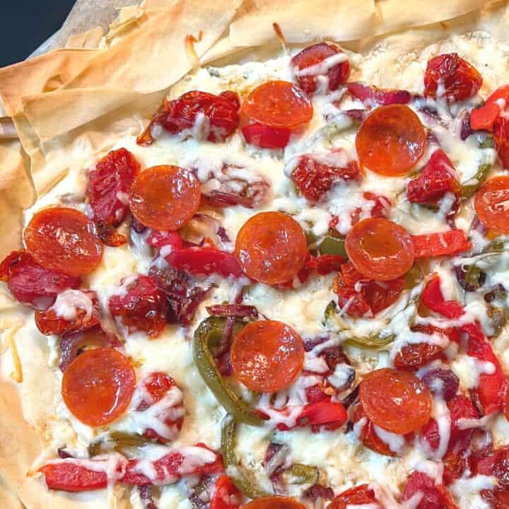 phyllo pizza with peppers and pepperoni and cheese