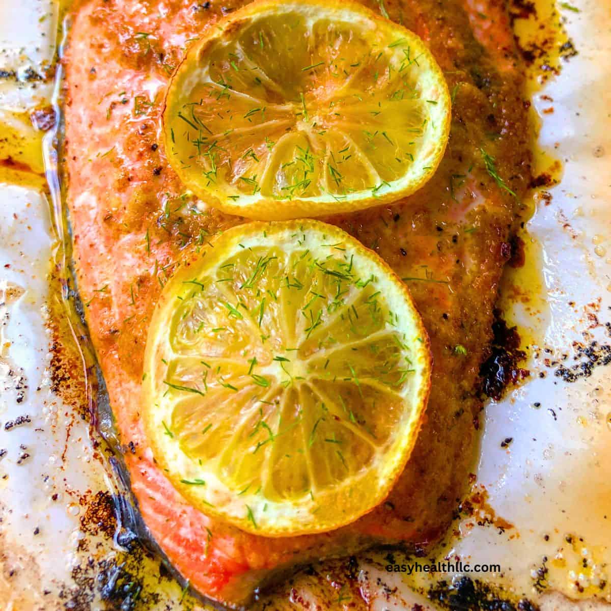 Baked salmon with lemon slices
